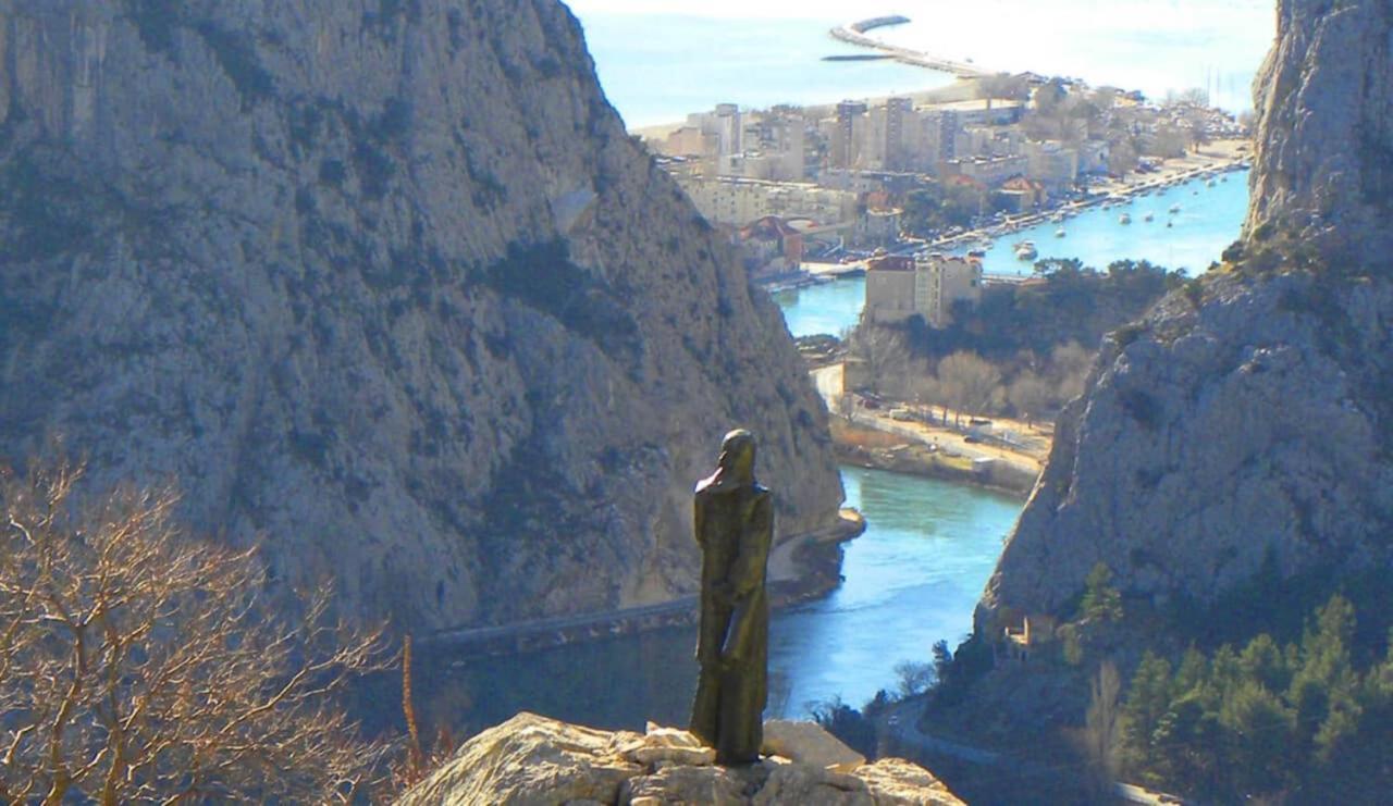 Apartman Gusar Omis Bagian luar foto